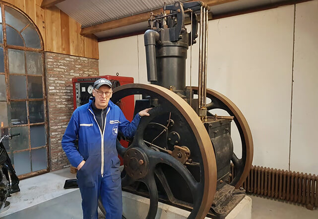 Historische bronsmotor Museum Kaap Skil