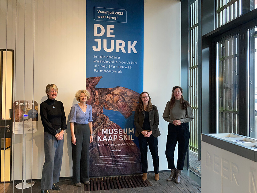 Gedeputeerde Zita Pels en directieleden van Stichting Texels Museum Anneke Schrama, Marion Barth en Corina Hordijk 